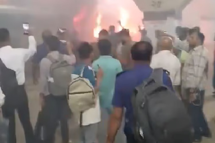 কমলাপুর স্টেশনে দাঁড়িয়ে থাকা ট্রেনে আগুন