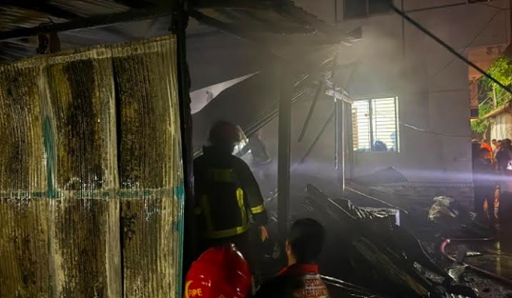 ফেসবুকে বিভিন্ন পোস্ট দেওয়ায় ছাত্রলীগ নেতার বাড়িতে আগুন দিল দুর্ব