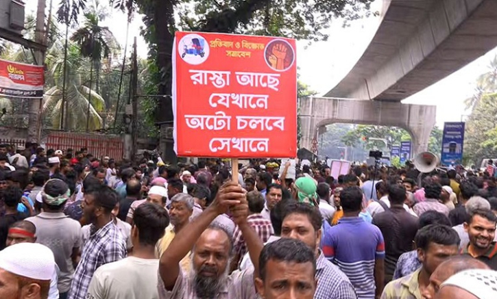 ‘ভাত দে কাপড় দে, নইলে গদি ছাইড়া দে’: স্লোগানে উত্তাল রাজধানী