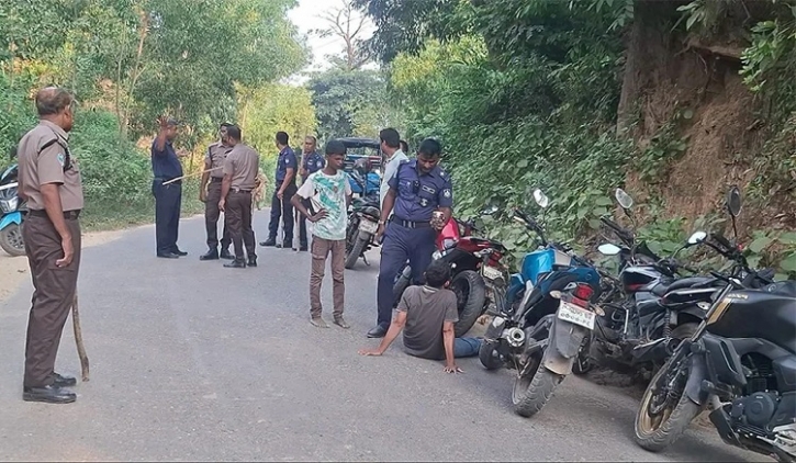 সড়কে অস্ত্র হাতে মুখোশধারী ডাকাত দল, অর্ধশতাধিক যানবাহনে লুট
