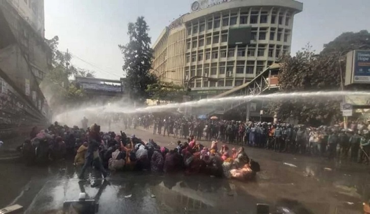 চাকরিপ্রত্যাশী শিক্ষকদের ওপর পুলিশের লাঠিচার্জ ও জলকামান প্রয়োগ