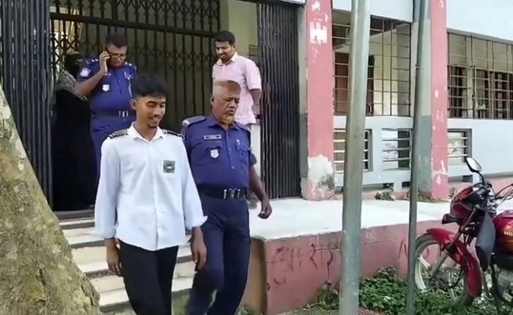 শেখ হাসিনার জন্মদিন পালন, স্কুল প্রাঙ্গণ থেকেই শিক্ষার্থী আটক 