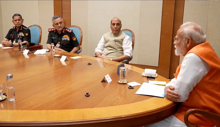 কাশ্মীর হামলার জবাবে সেনা অভিযানে মোদির ‘সবুজ সংকেত’ কাশ্মীর হামলার জবাবে সেনা অভিযানে মোদির ‘সবুজ সংকেত’