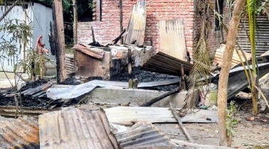 মাদারীপুরে হত্যার জেরে বসতবাড়িতে হামলা-আগুন