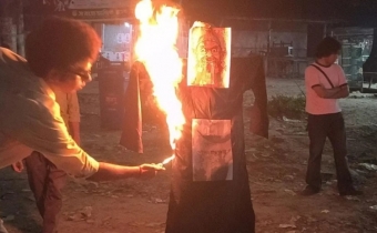 মুক্তিযোদ্ধার দাপনে বাধা, জবিতে সাঈদীর কুশপুত্তলিকা দাহ