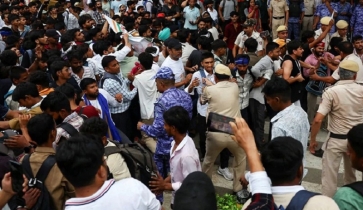 সংসদ অভিমুখে ককরোচ পার্টির বিক্ষোভ মিছিল ঘিরে উত্তপ্ত দিল্লি সংসদ অভিমুখে ককরোচ পার্টির বিক্ষোভ মিছিল ঘিরে উত্তপ্ত দিল্লি