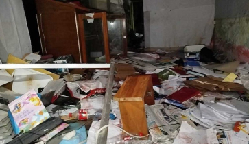 প্রতিবেদনে শেখ হাসিনাকে ‘প্রধানমন্ত্রী’ উল্লেখ,পত্রিকা অফিসে আগুন