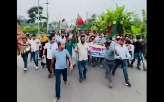 দিনের আলোতে প্রকাশ্যে বিক্ষোভ মিছিল ছাত্রলীগ নেতাকর্মীদের