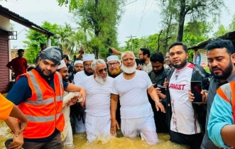 হাঁটুপানিতে নেমে জামায়াত আমিরের ত্রাণ বিতরণ