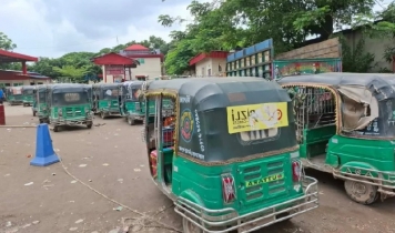 দেশজুড়ে জ্বালানি সংকট, পাম্পে কমছেই না গাড়ির দীর্ঘ সারি