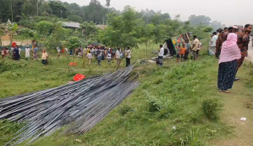 ঢাকা-টাঙ্গাইল মহাসড়কে ট্রাক উল্টে ১৫ জন নিহত