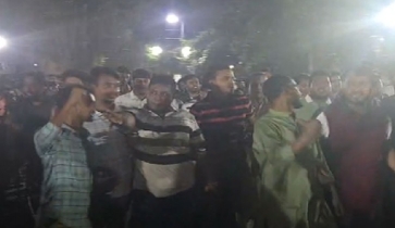 শাহবাগে ছাত্রশিবিরের বিরুদ্ধে ছাত্রদলের বিক্ষোভ