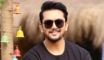 ‘নীলচক্র’ দিয়ে ফিরছেন আরিফিন শুভ