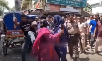 রাজবাড়ীতে নারী ব্যবসায়ীকে প্রকাশ্যে লাথি, ভিডিও ভাইরাল