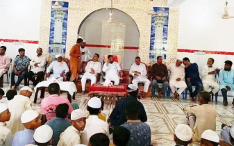 মসজিদের ভেতর চেয়ার-সোফা বসিয়ে বিএনপি এমপির সভা, সমালোচনার ঝড় মসজিদের ভেতর চেয়ার-সোফা বসিয়ে বিএনপি এমপির সভা, সমালোচনার ঝড়